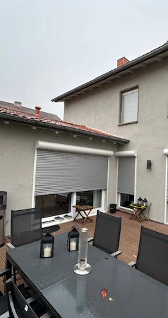 Terrasse mit neuen Rollläden